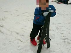 看最顶上无人造雪，也就是初学者只能靠腿爬上去，然后穿些再下来，累!-绍兴启迪乔波冰雪世界
