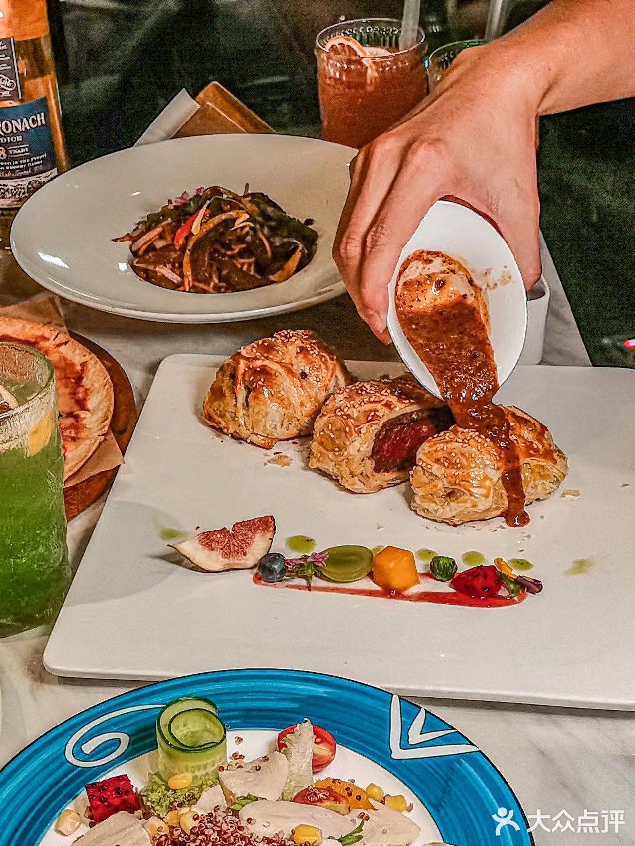 俯瞰瑰丽江景，品味精致美食🌈