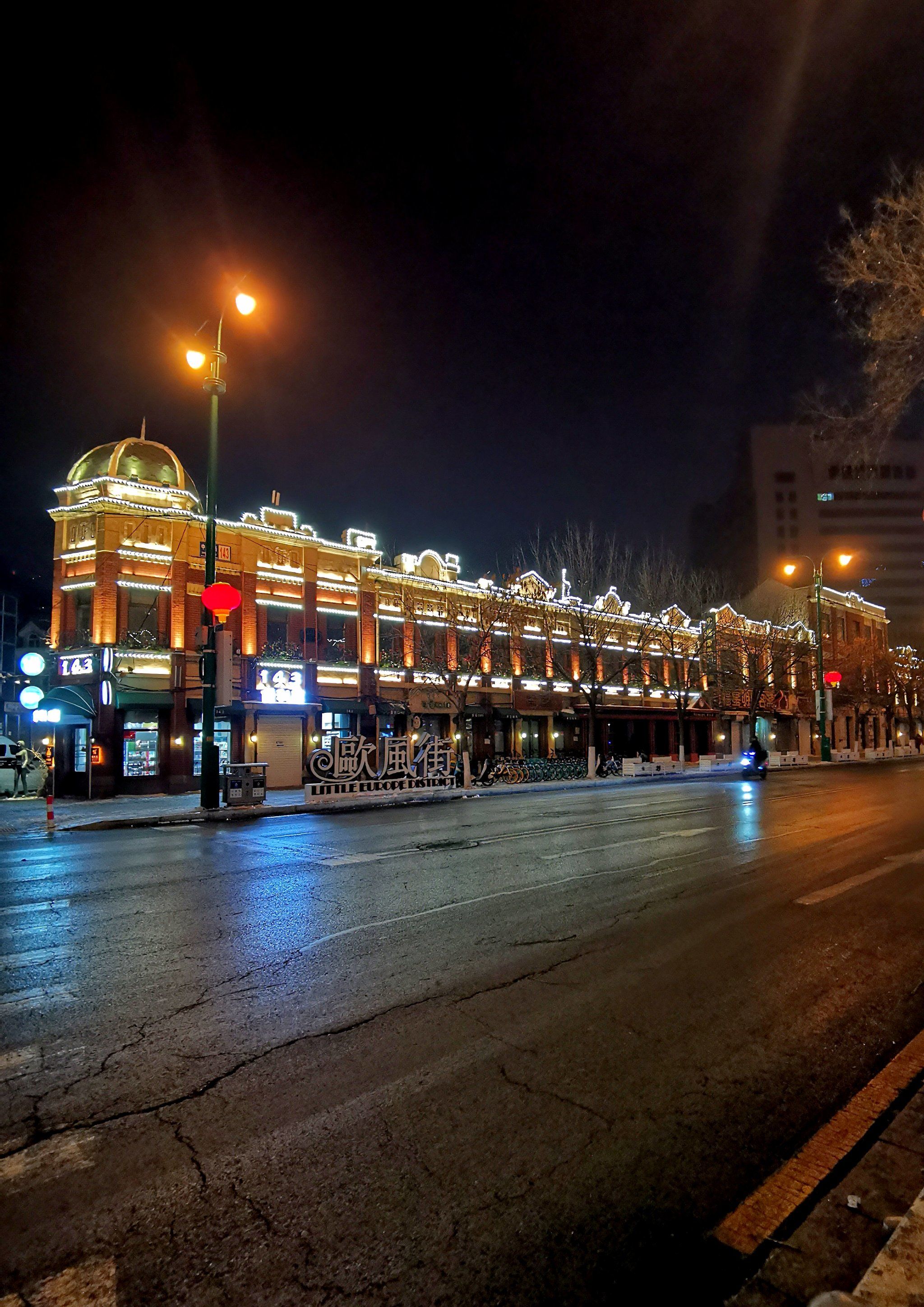 夜晚的欧风街更加有欧洲风的气息,这条街位于中山路,两边都是类似欧洲