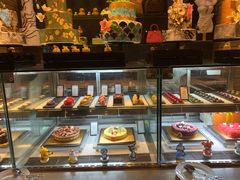 面包甜点陈列柜-富力希尔顿酒店·地阔自助餐厅