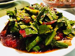 野香菜拌牛肉-琬苑鸽庄·川粤融合菜(解放碑总店)