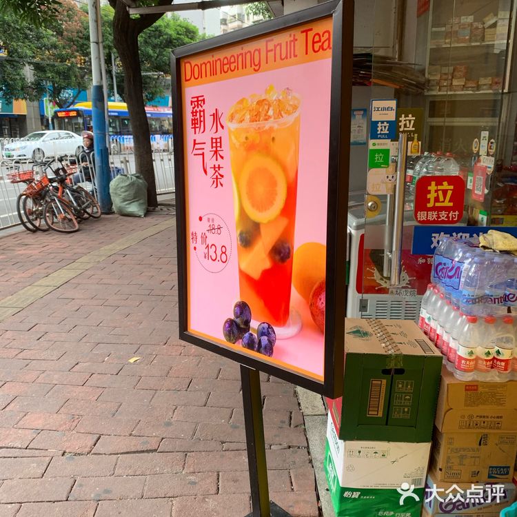 一杯柠檬，一杯是西瓜。 西瓜：蛮蛮都是果肉