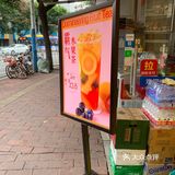 一杯柠檬，一杯是西瓜。 西瓜：蛮蛮都是果肉