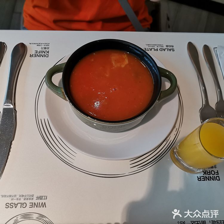 配的是芝士蘑菇酱，非常好吃，我每次来都要续两份面包