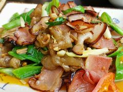 芍皮炒腊肉-黄桷树曹家私房菜(江与城店)