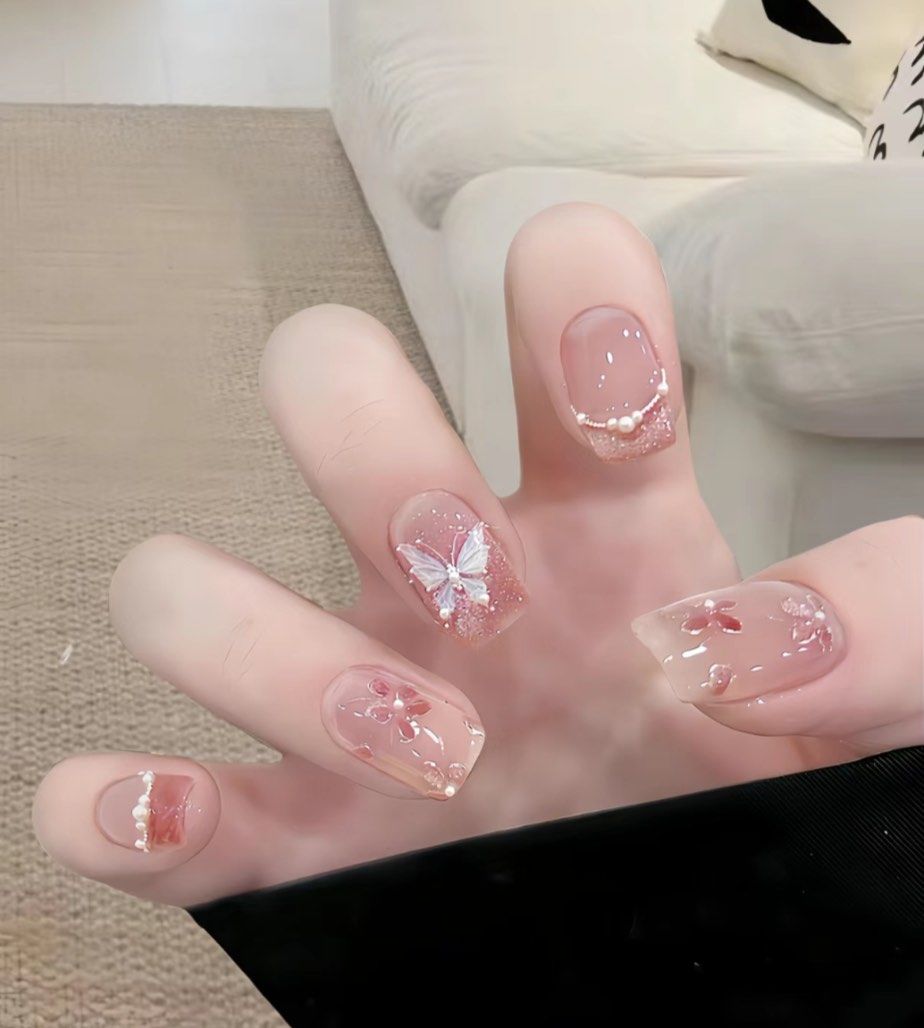 清透裸色蝴蝶美甲