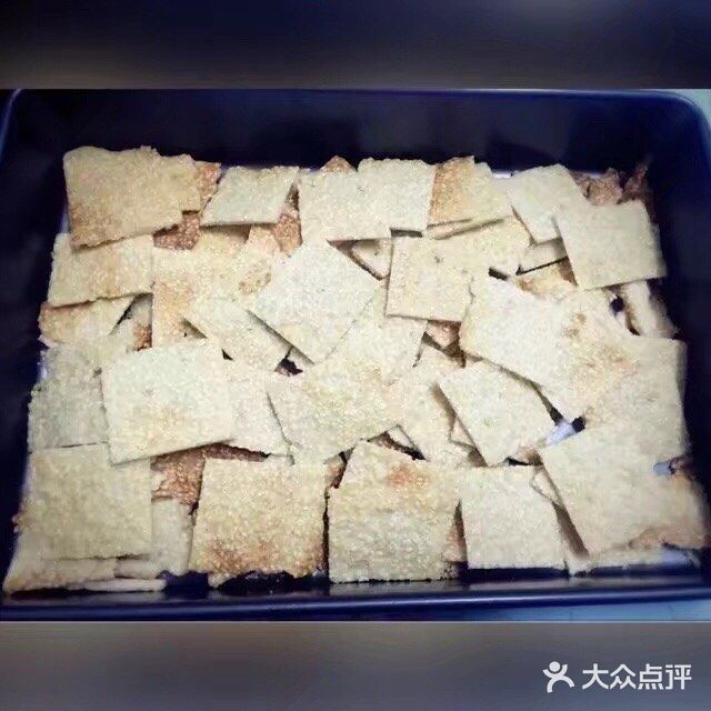 烤了满满一盘香酥可口的芝麻薄饼