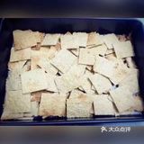 烤了满满一盘香酥可口的芝麻薄饼