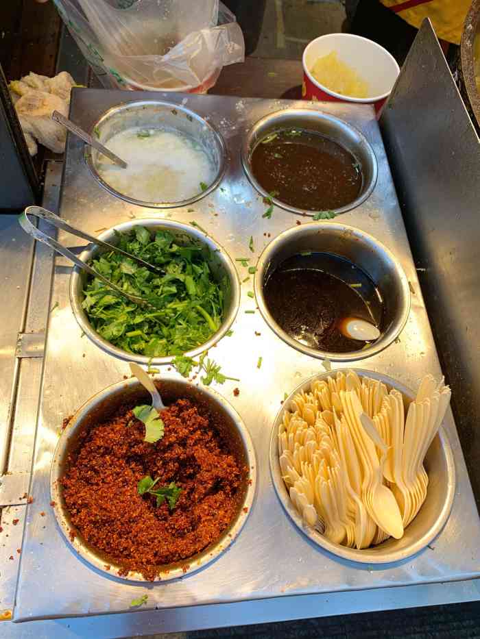 位于桂林胡同步行街上在美食城旁的李老二炒粉是一家老店了从三块钱