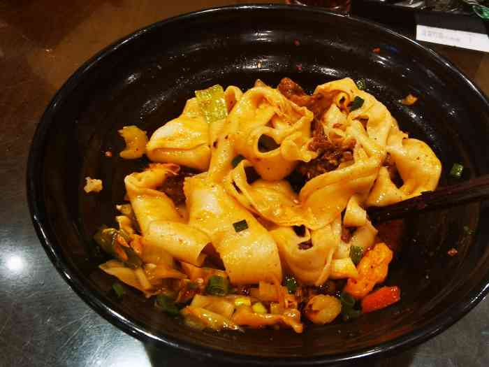 泼辣子与佐料混合的西北面条香味,关键不腥不油不腻这是与烩面最大的