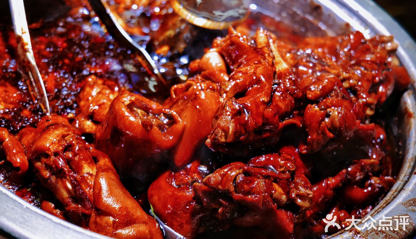 成都必吃榜｜凌晨两点都在排队的蹄花 20年老字号