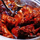 成都必吃榜｜凌晨两点都在排队的蹄花 20年老字号