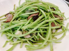 腊肉炒茼蒿-旅宁大酒店