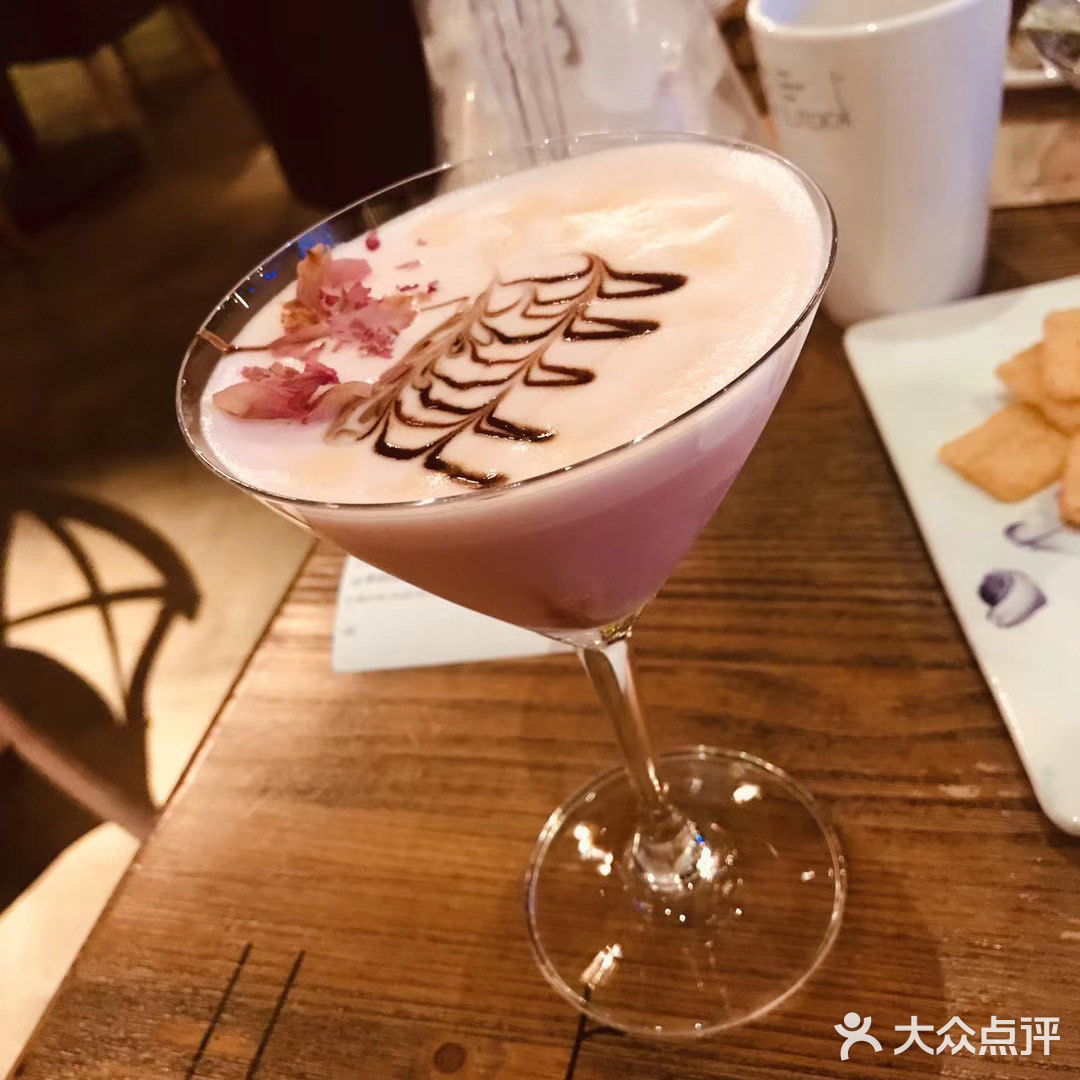 上海的胡桃里更都市化一点,镇江的这个没什么感觉是真的