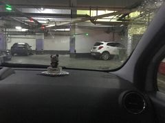 -光谷世界城-停车场