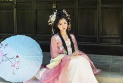 -烟雨江南汉服体验馆