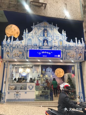 吃的，用的，跟国内那种旅游景点有的一拼