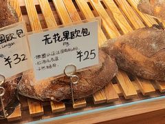 无花果欧包-天井·丑面包搭咖啡