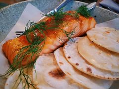 烟熏三文鱼配烤饺子皮和芥末籽酱-BOR Eatery(安福路店)