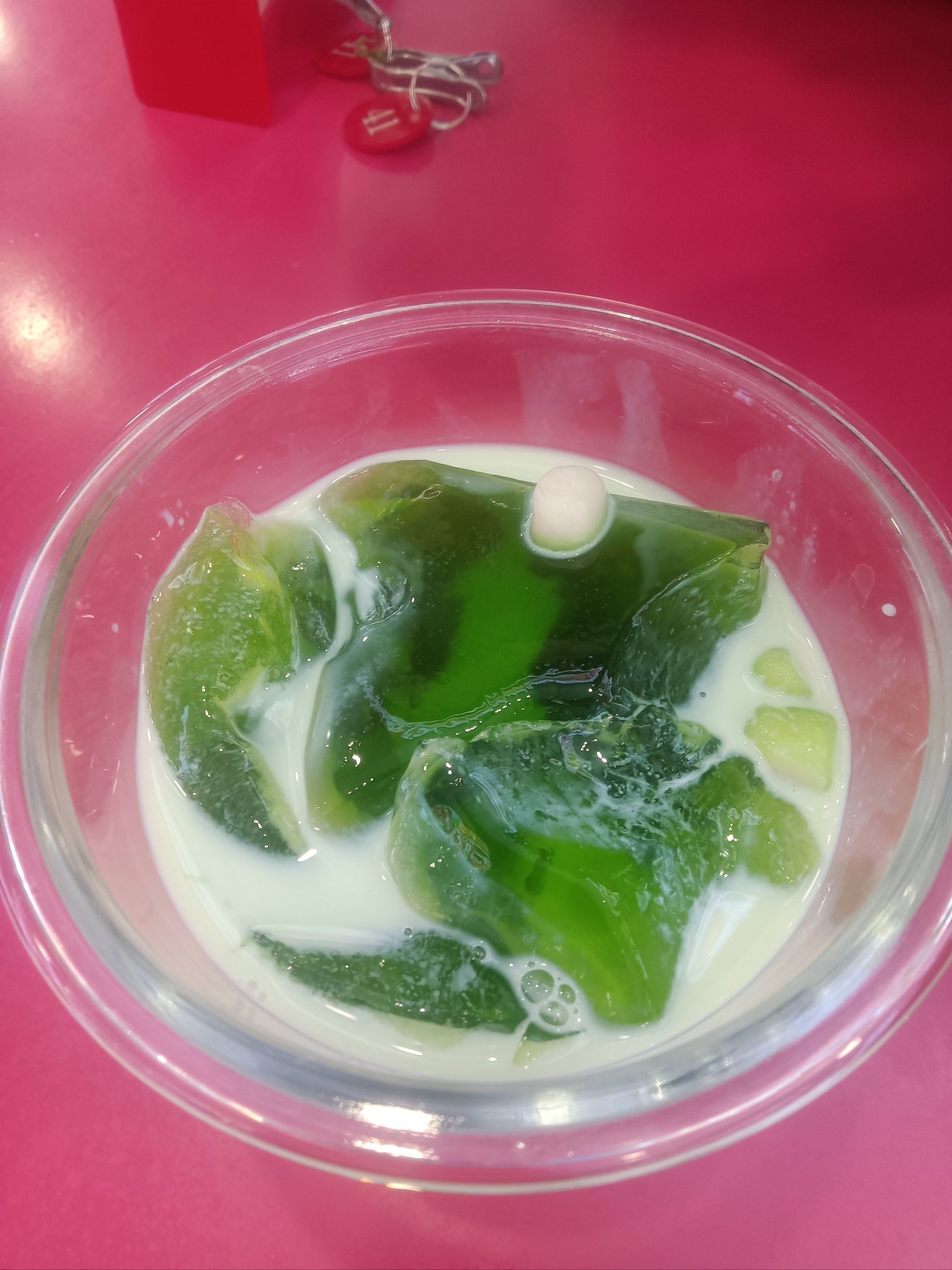 0元玩转这座城 绿色的冰粉,还配了类似炼乳兑的奶