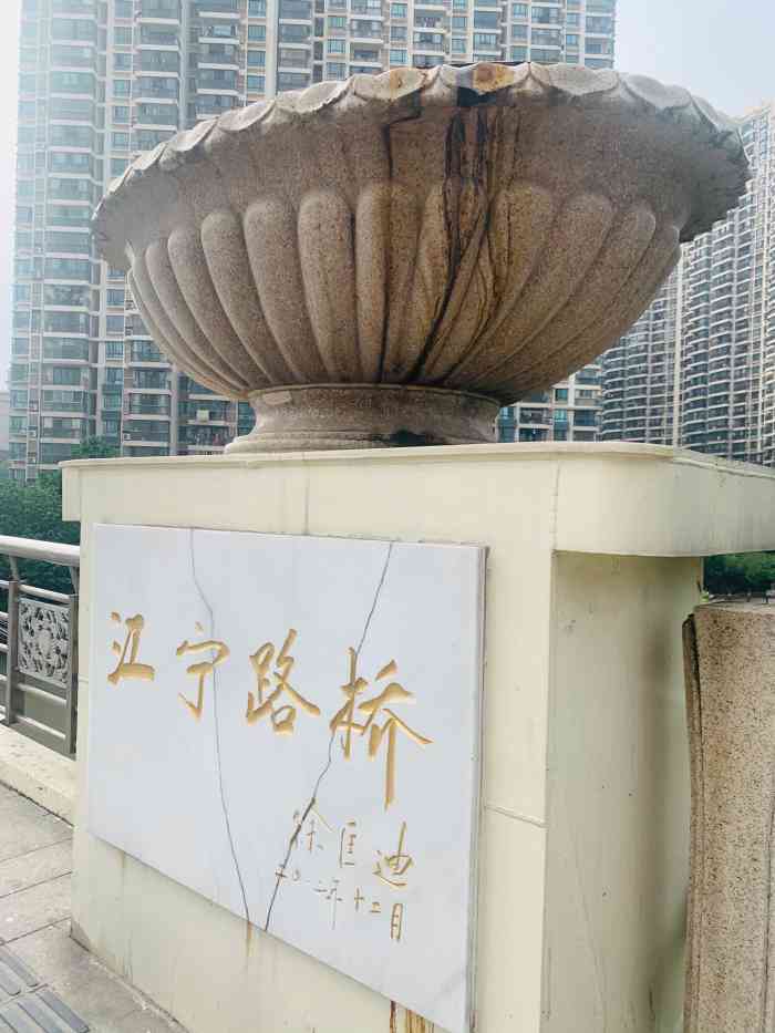 江宁路桥"江宁路桥下宜昌路上几株樱花树悄然开放,微.