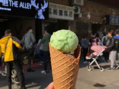 哈密瓜巧克力双球蛋筒雪糕-成裕雪糕店(士多店)