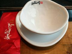 餐具摆设-纸盐河码头火锅(十八梯店)