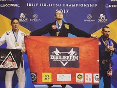 -菠萝格斗巴西柔术训练馆