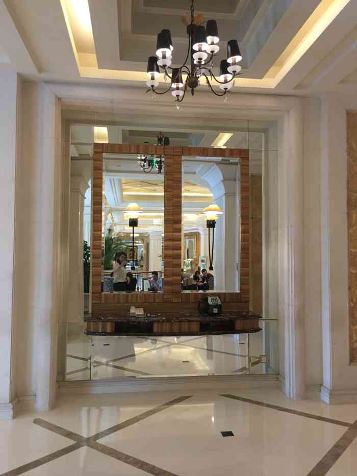 兴国宾馆8号楼宴会厅-"很喜欢附近幽静的小路 慢慢走 感觉整个人.