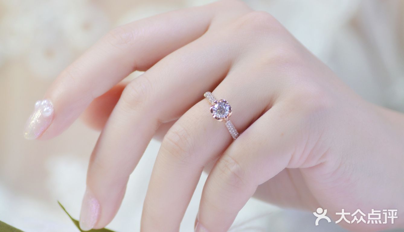 就是它了！没有人不会为这枚结婚钻戒而动心！