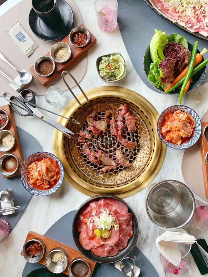 义气烤肉餐吧(大族广场店)-"其实是韩国餐厅 主要菜品烤肉牛肉的话有.