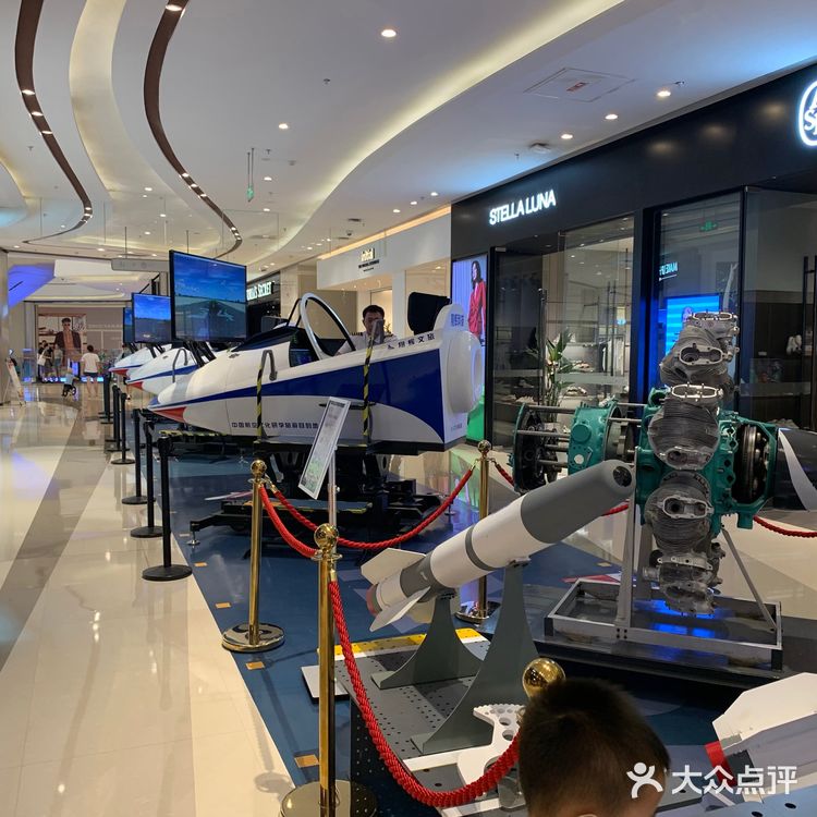 大融城航天展，孩子可以体验开飞机的感觉