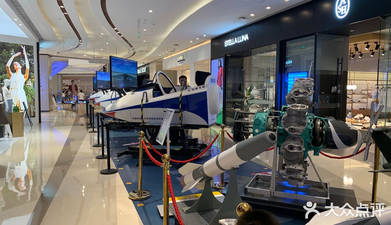 大融城航天展，孩子可以体验开飞机的感觉