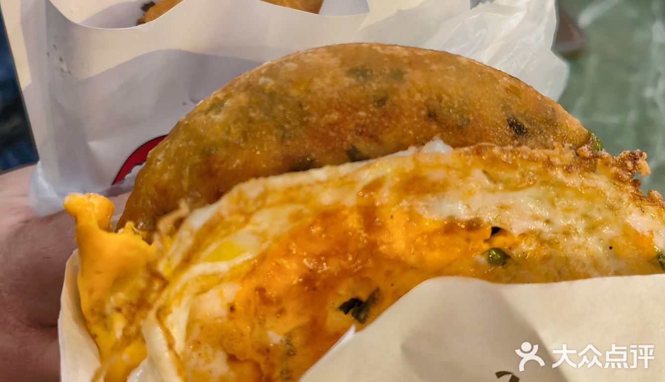 提篮桥葱油饼味道还不错哦，葱香十足～～
