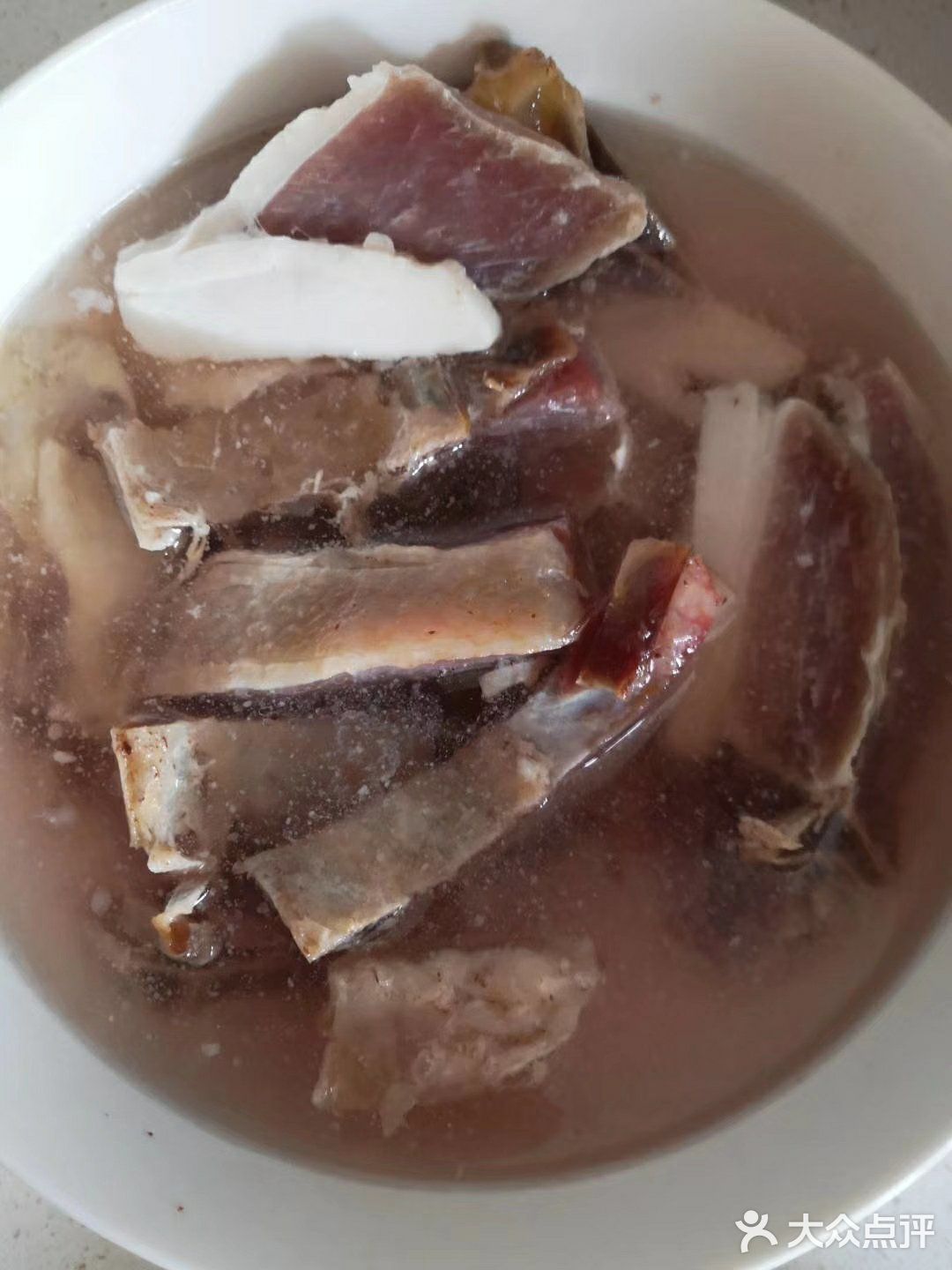 葱结放入锅中煮，如果有高汤最好
