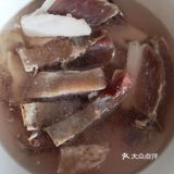 葱结放入锅中煮，如果有高汤最好
