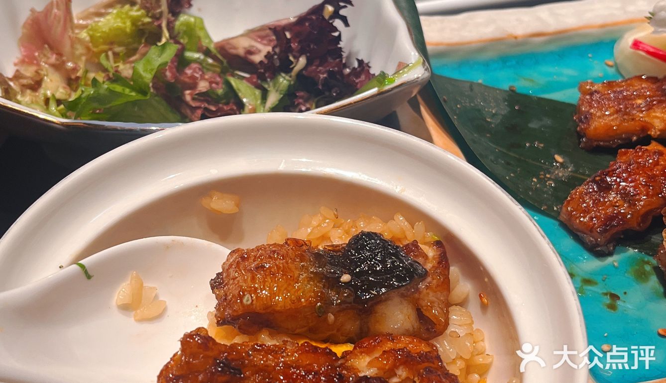 一个人边吃日料边看蜡笔小新是种什么体验？