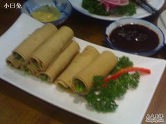 豆皮春卷，里面裹的香椿苗，食草动物挺喜欢-到家尝北京菜(西坝河店)