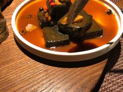 猴头菇鲍汁瑶柱扒制黑豆腐-肴约·花园式餐厅(湖里店)