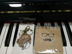 小礼物-梅纳·钢琴声乐架子鼓Mena Music(双井店)