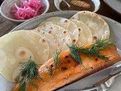 烟熏三文鱼配烤饺子皮和芥末籽酱-BOR Eatery(安福路店)