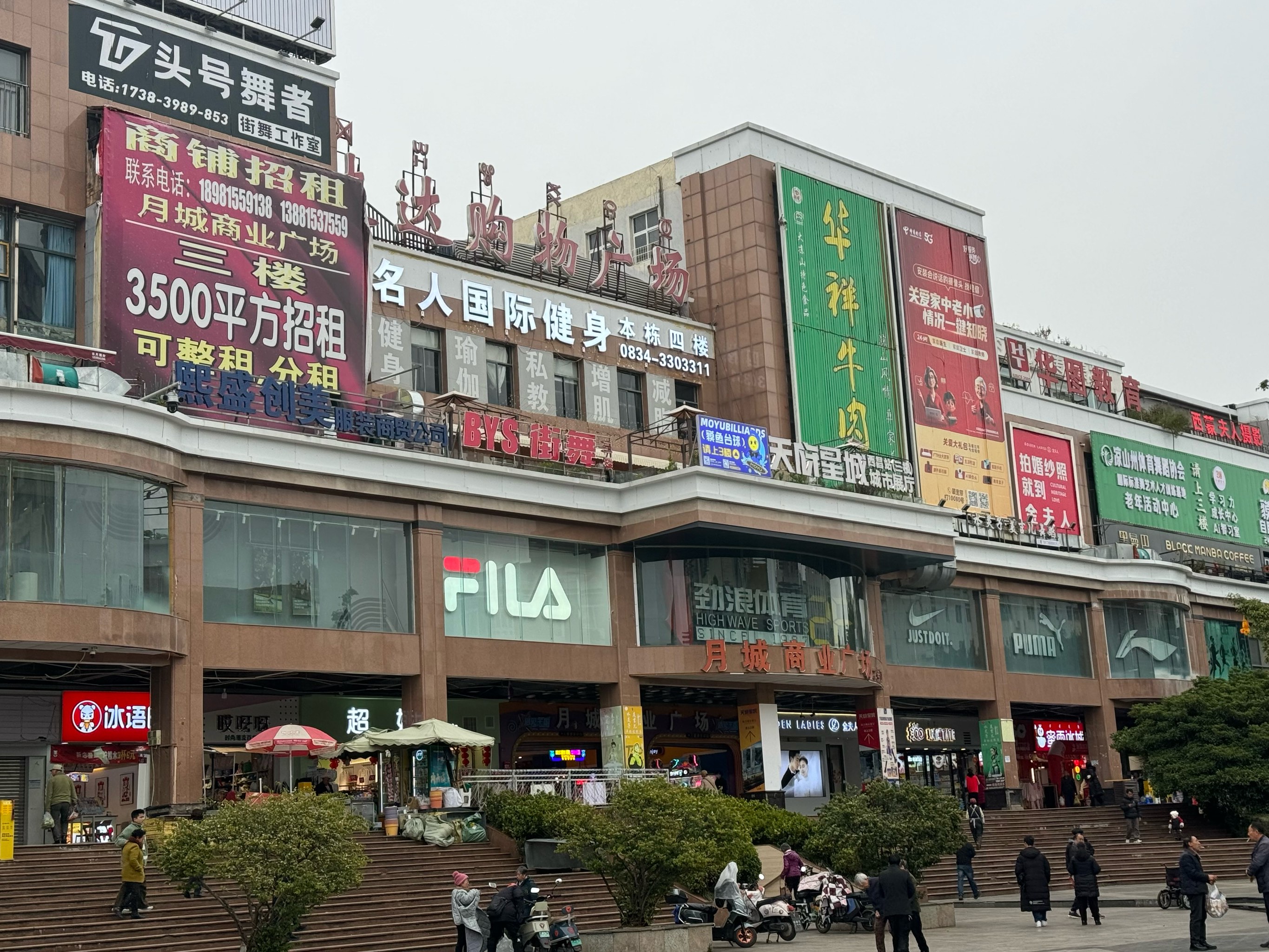商业街的热闹时光