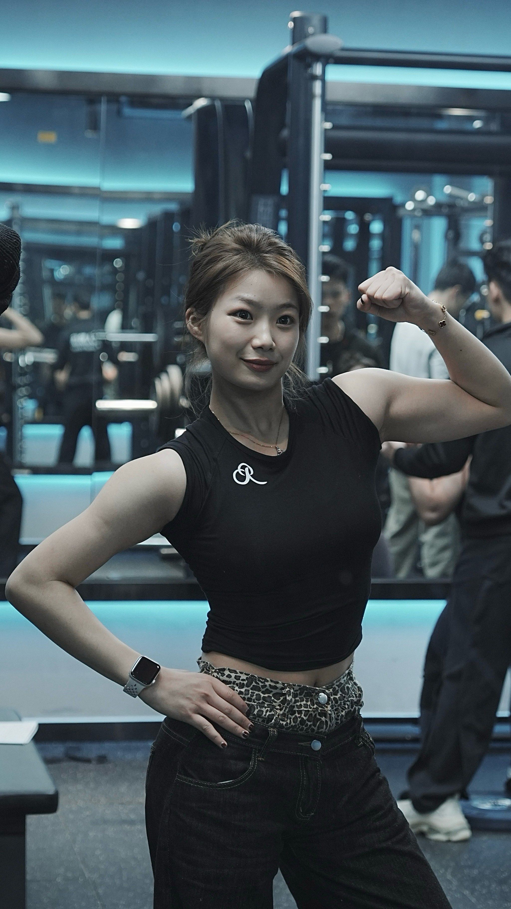女运动健将秀肌肉