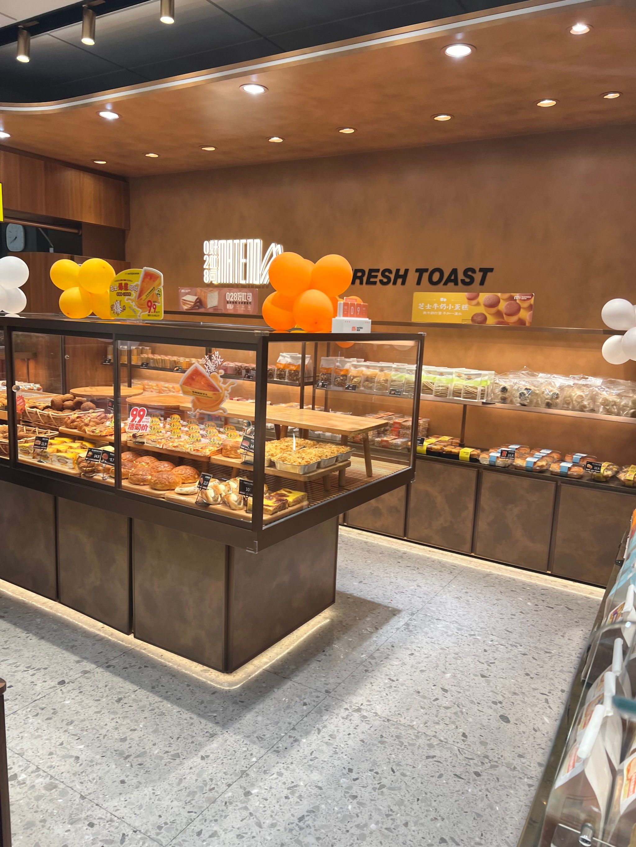 n🎂品种:他们的面包和蛋糕种类繁多,每天都有新鲜的烘焙品供应