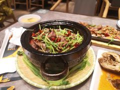 特色石锅生焗牛肉-闫府私房菜·老字号(恒隆店)