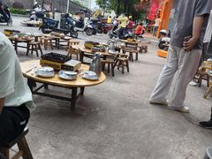 桌子都摆到外面了-秧塘牛八宝(金山路店)