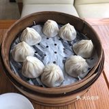 向我递出她的两张Hello Kitty餐巾纸