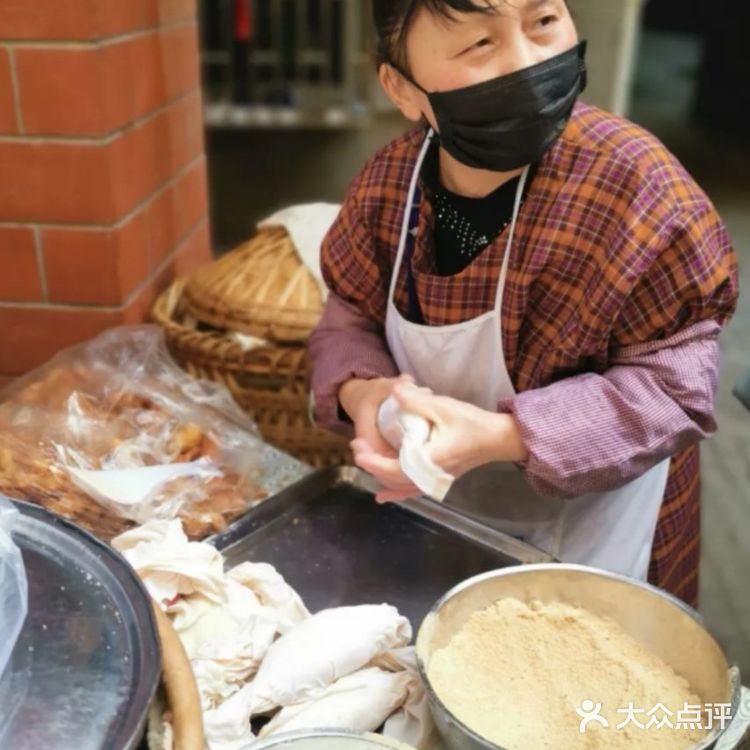 本地推荐!重庆地道早餐糯米团摊摊攻略