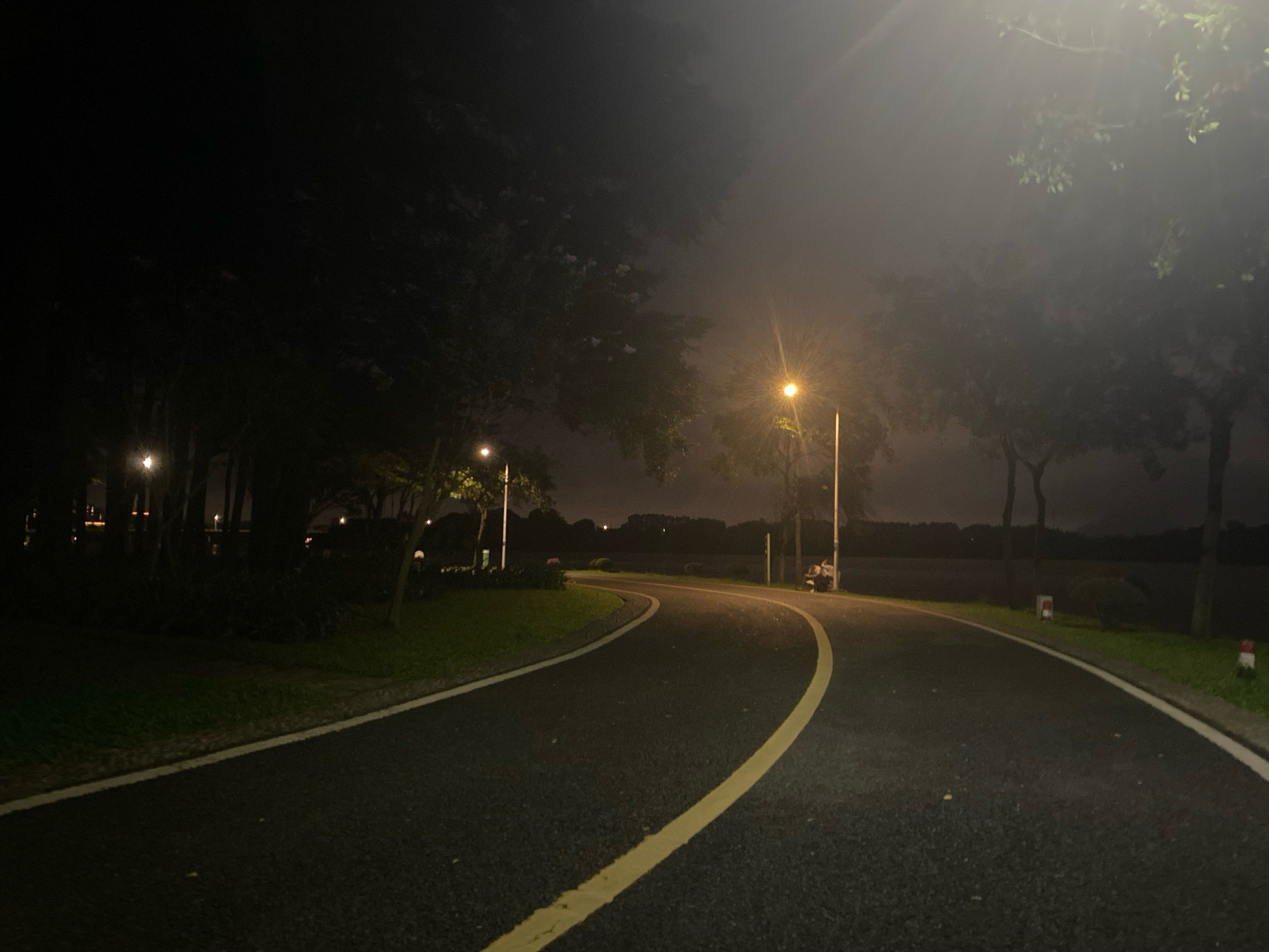 夜晚的松山湖,宁静致远,怡然自得,清风徐来,心如明镜