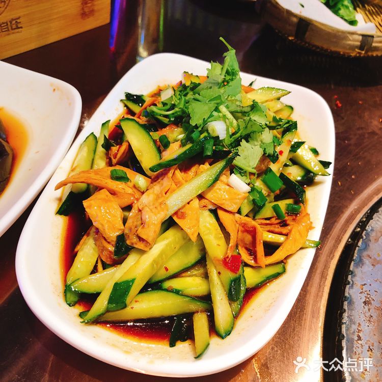 大口吃肉，竹签烧烤，怀抱火炉吹空调，这就是夏天的味道！